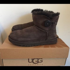 UGG mini BAILEY button (size 6) Brown